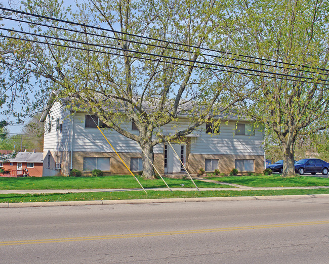 910 W Lake Ave in New Carlisle, OH - Building Photo - Building Photo