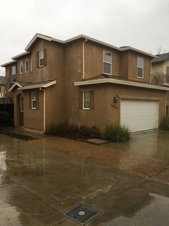 2325 la Villa Way in Redding, CA - Building Photo