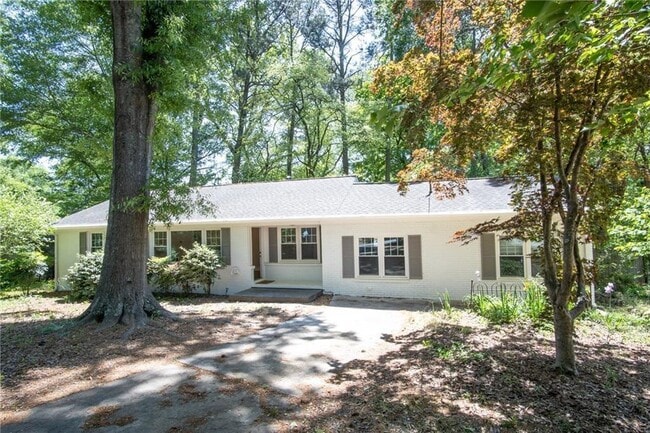 202 Shawnee Trail SE