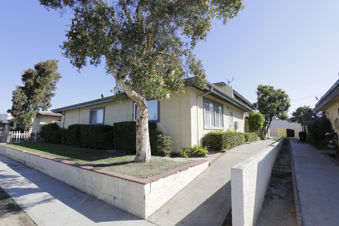 17382 Keelson Ln in Huntington Beach, CA - Building Photo