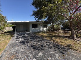 1093 Hollygate Ln in Naples, FL - Building Photo
