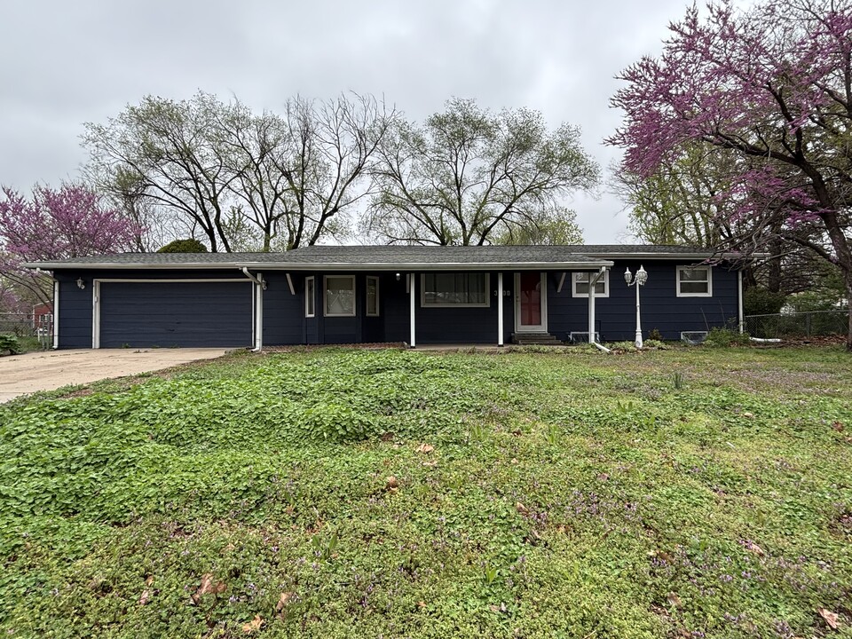 3300 W 8th St N in Wichita, KS - Building Photo