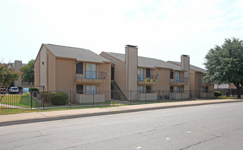 Oak Village Apartments in Fort Worth, TX - Foto de edificio - Building Photo