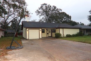 890 Parsons Dr in Beaumont, TX - Building Photo