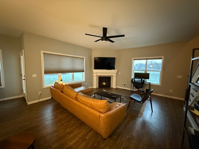 5483 Adrian Cir in Waunakee, WI - Building Photo - Building Photo