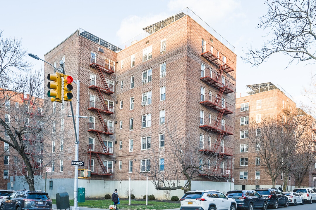 14309 Barclay Ave in Flushing, NY - Building Photo