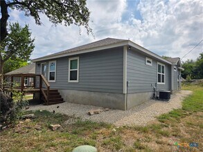 891 Roadrunner Spur in Canyon Lake, TX - Building Photo - Building Photo