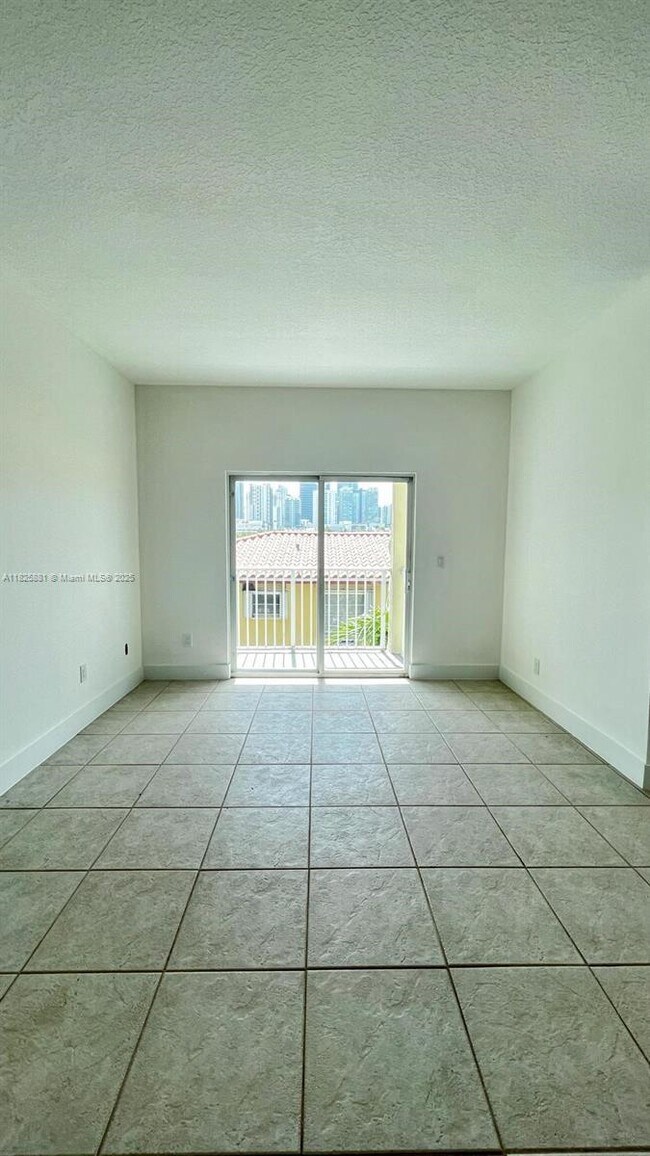 695 SW 11th St in Miami, FL - Building Photo - Building Photo