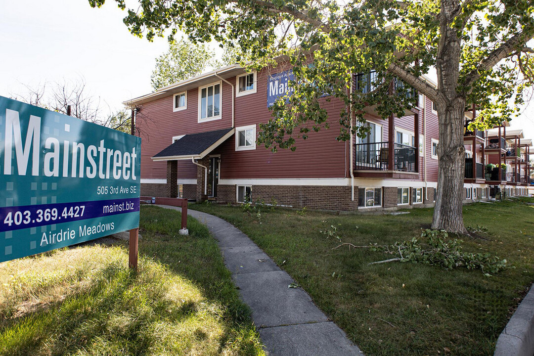 Airdrie Meadows in Airdrie, AB - Building Photo