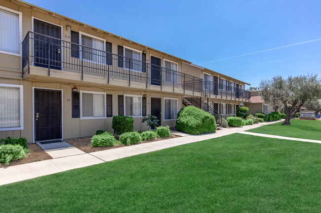 Columbard in Bakersfield, CA - Foto de edificio - Building Photo