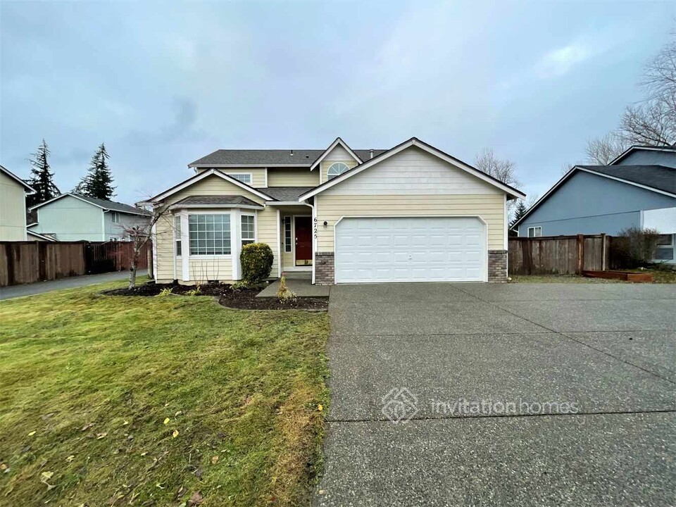 6725 177th St Ct E in Puyallup, WA - Foto de edificio