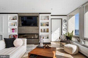 200 Locust St in Philadelphia, PA - Building Photo