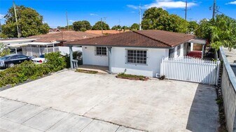 361 E 39th St in Hialeah, FL - Building Photo