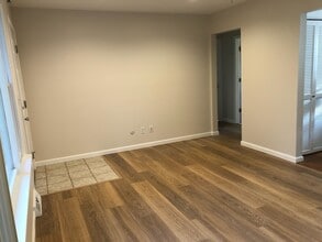 106 E 2nd St in Milan, MI - Foto de edificio - Building Photo