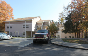 Elliot Wood Apartments in Chapel Hill, NC - Building Photo - Building Photo