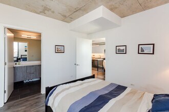 1714 W Roscoe St in Chicago, IL - Foto de edificio - Building Photo