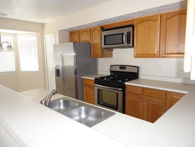 6801 Augusta Hills Dr NE in Rio Rancho, NM - Building Photo - Building Photo