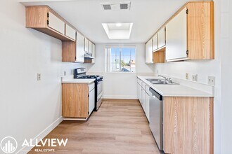 11325 Laurel Ave-Unit -12 in Whittier, CA - Building Photo - Building Photo