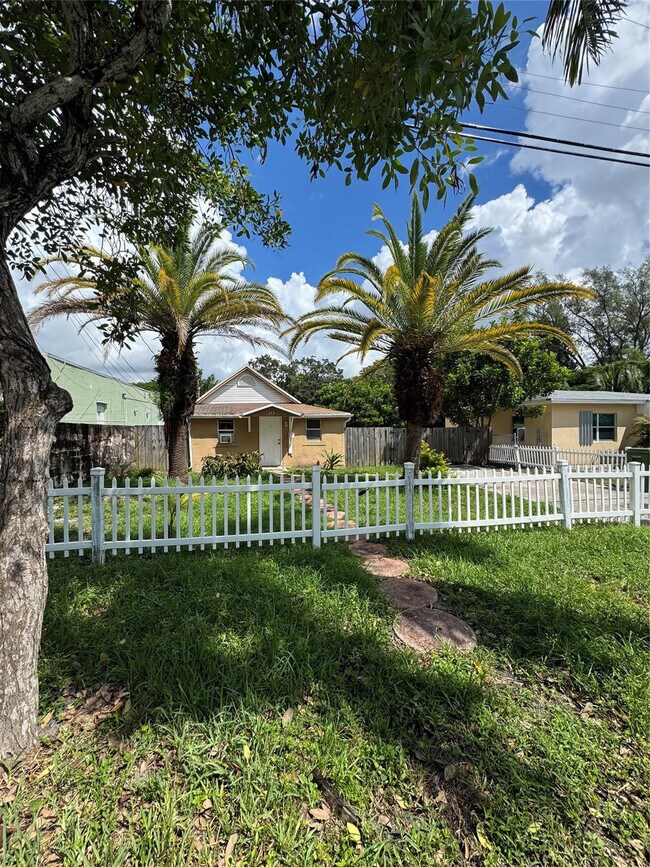 113 SE 4th St in Hallandale Beach, FL - Building Photo - Building Photo
