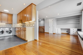 1193 Laurel St, Unit Upstairs in San Carlos, CA - Building Photo - Building Photo