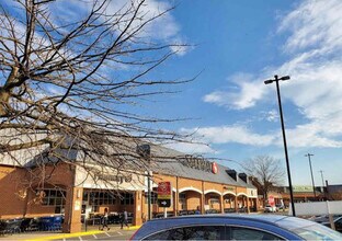 7716 Hanover Pkwy in Greenbelt, MD - Foto de edificio - Building Photo