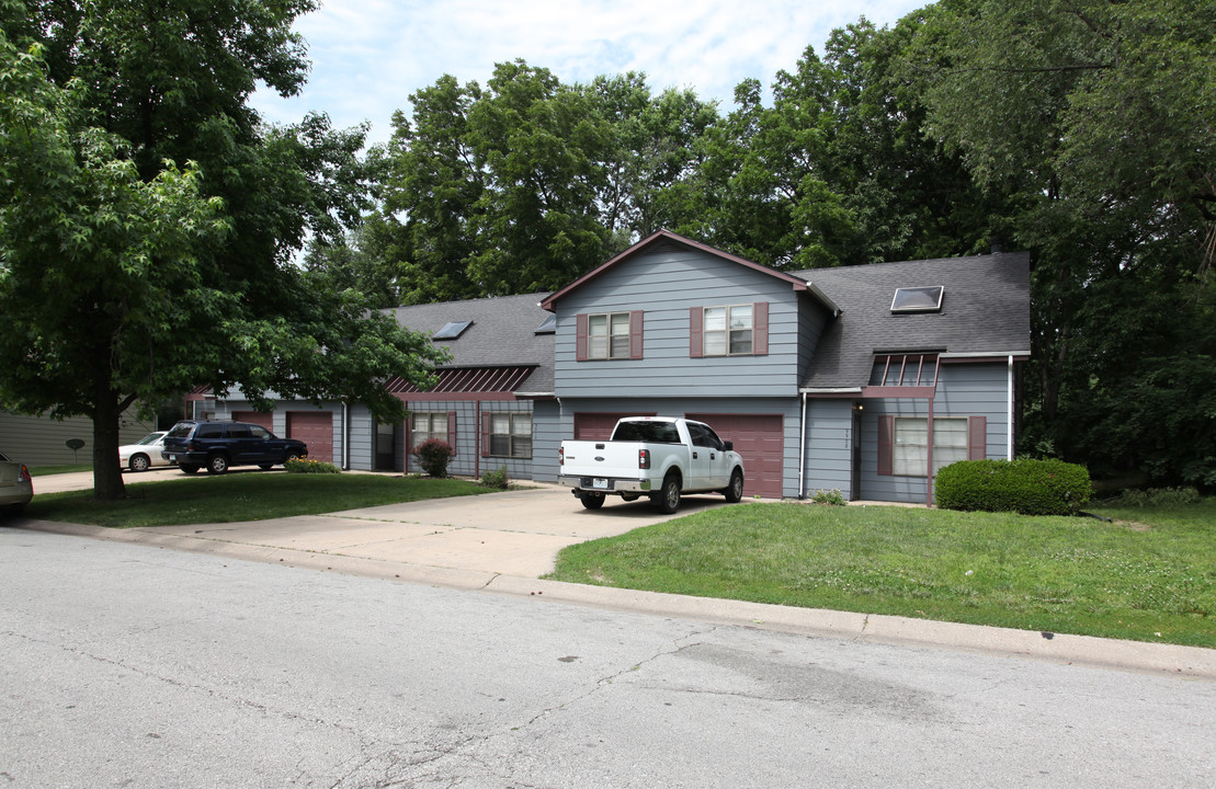 Locust Wood Townhomes in Kansas City, MO - Building Photo