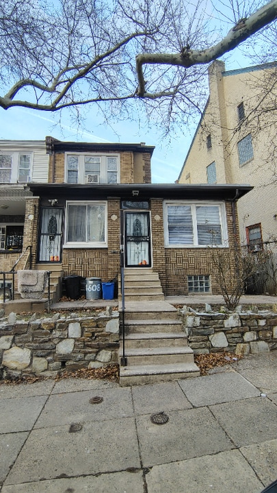 523 W Nedro Ave in Philadelphia, PA - Foto de edificio