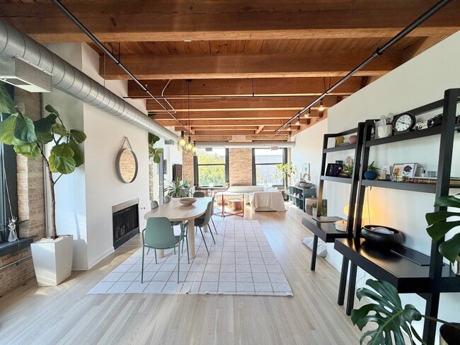 2511 W Moffat St in Chicago, IL - Building Photo - Building Photo