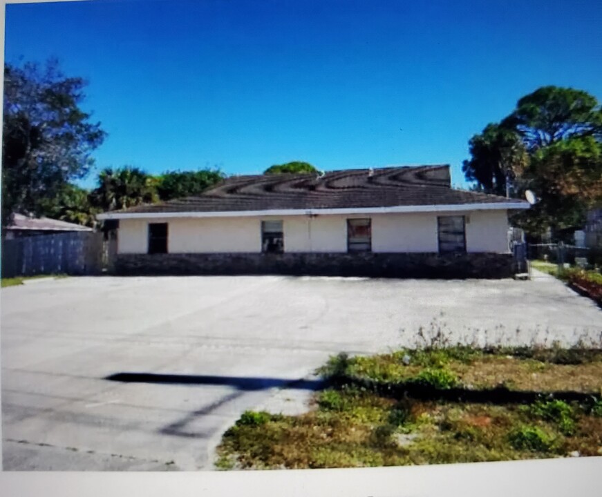 3310 Oleander Ave, Unit B in Fort Pierce, FL - Foto de edificio