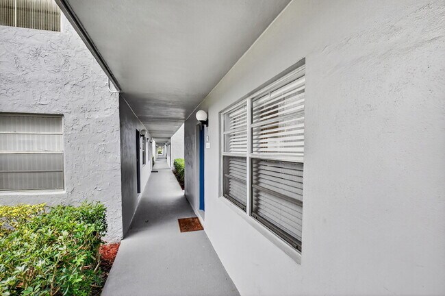 685 Flanders Dr in Delray Beach, FL - Building Photo - Building Photo