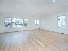 35 Dunwood Rd in Port Washington, NY - Building Photo - Building Photo