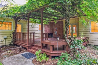 8740 SW Birchwood Rd in Portland, OR - Foto de edificio - Building Photo