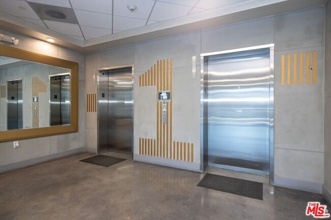 1025 S Berendo St in Los Angeles, CA - Building Photo - Building Photo