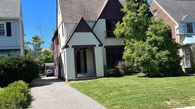 3718 Gridley Rd in Shaker Heights, OH - Foto de edificio - Building Photo