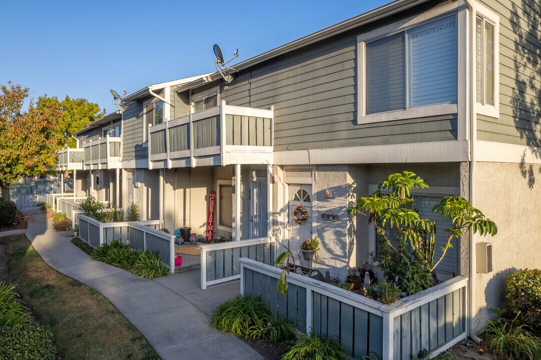 Brittany Park Townhomes in Ontario, CA - Building Photo