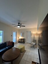 6425 SW 82nd St in Miami, FL - Foto de edificio - Building Photo