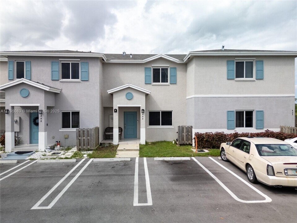 448 NW 12th Pl in Florida City, FL - Building Photo