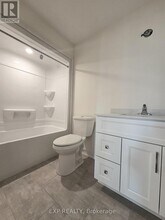 327 Voyageur Pl in Russell, ON - Building Photo - Building Photo