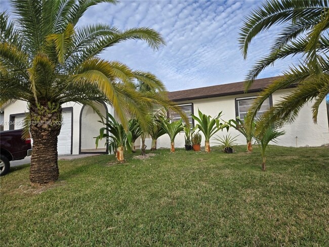 25921 SW 130th Ave in Homestead, FL - Foto de edificio - Building Photo