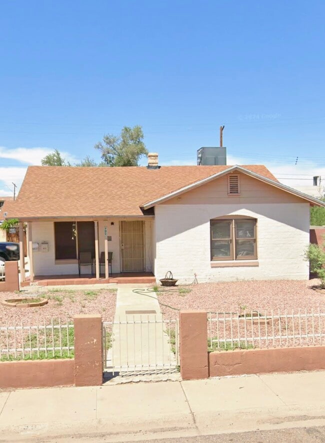 property at 902 E Amelia Ave