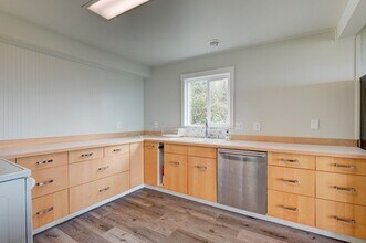 2285 W Beach Rd in Oak Harbor, WA - Building Photo - Building Photo