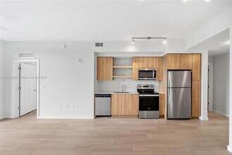 555 NE 8th St, Unit 0705 in Fort Lauderdale, FL - Building Photo - Building Photo
