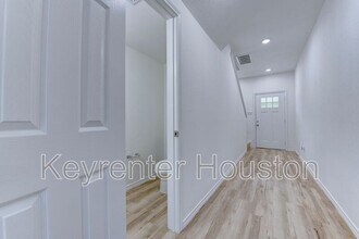 8203 Woodlyn Rd in Houston, TX - Foto de edificio - Building Photo