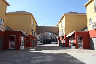 Lone Palm Court Apartments in San Rafael, CA - Building Photo - Building Photo