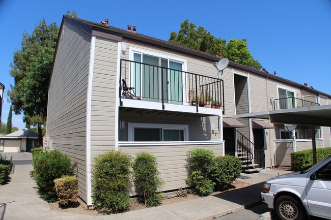 Shadetree North & South in Woodland, CA - Foto de edificio - Building Photo