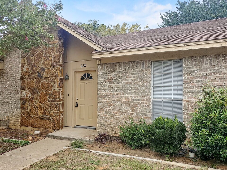 628 Overlook Ct in Arlington, TX - Building Photo