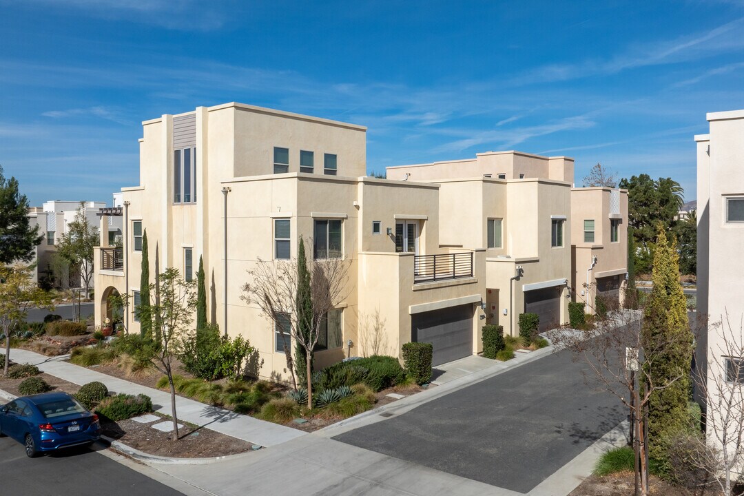 136 Stellar in Irvine, CA - Building Photo