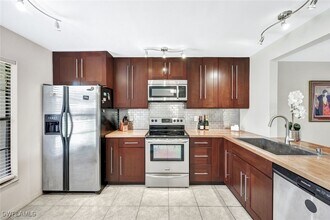141 Cypress Way E in Naples, FL - Foto de edificio - Building Photo