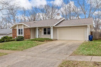 215 Shadyoak Dr in Ballwin, MO - Foto de edificio - Building Photo