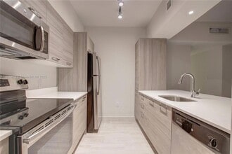 1756 N Bayshore Dr in Miami, FL - Foto de edificio - Building Photo